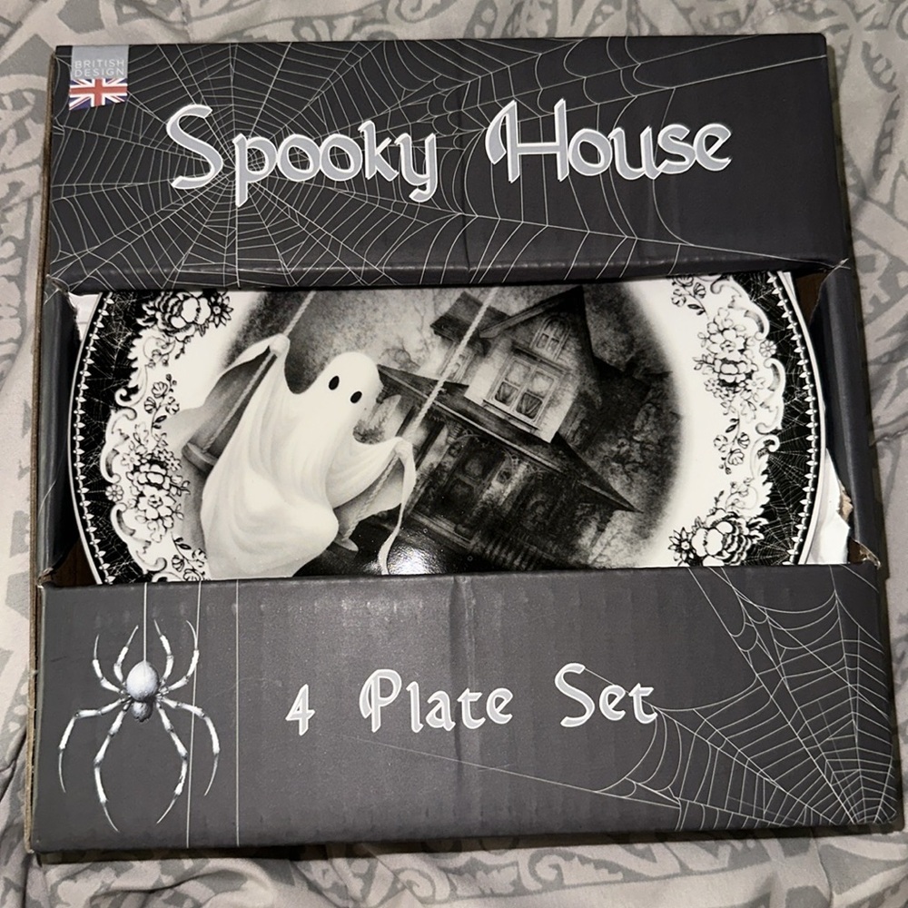 EATON FINE DINING Spooky House Halloween Salad Dessert Plates Set of 4 NIB - Picture 2 of 4